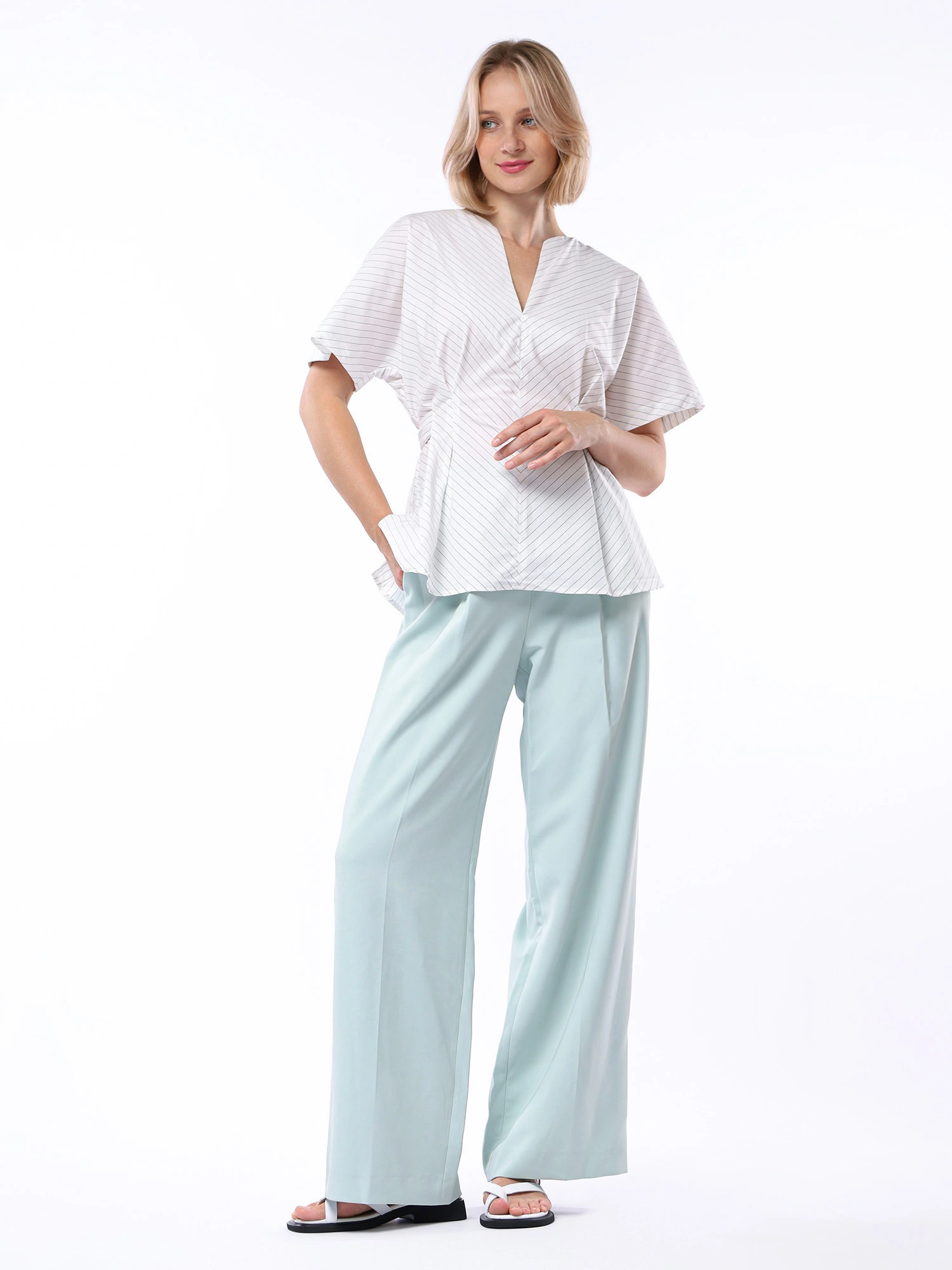 Брюки свободного кроя с завышенной талией